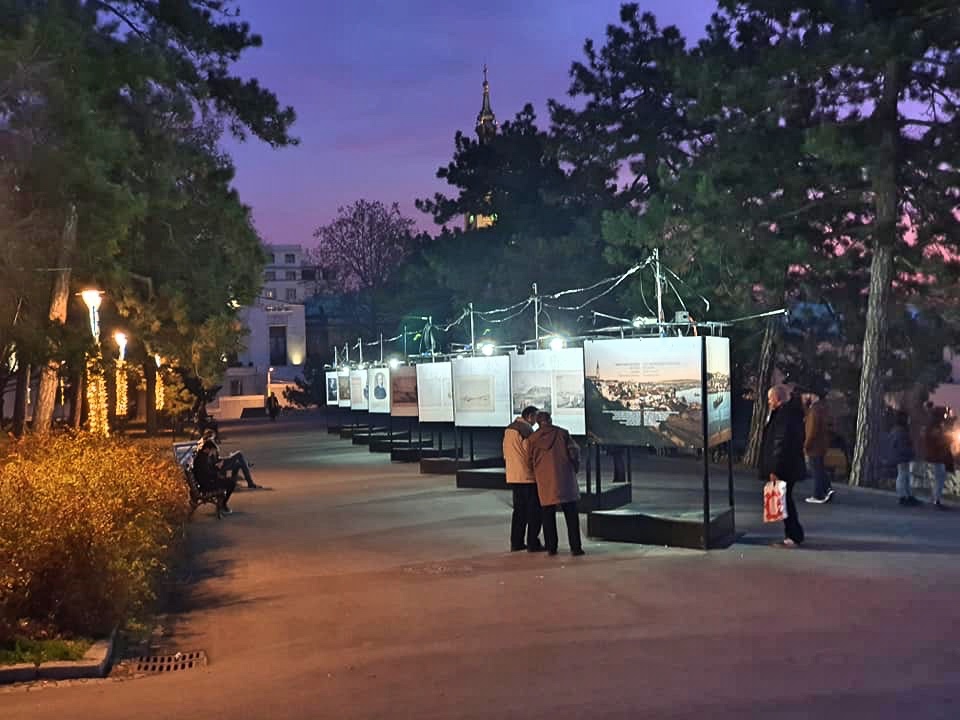 Displays on the promenade