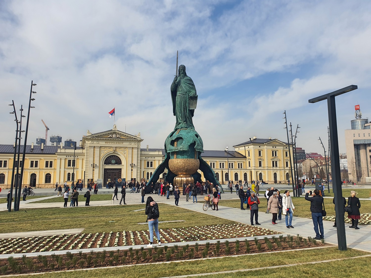 Centralni deo Savskog trga sa spomenikom Stefanu Nemanji